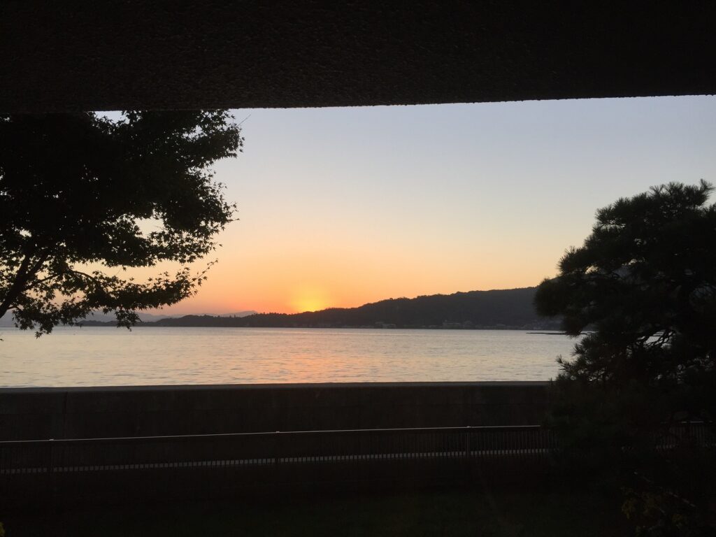 江田島と宮島の稜線からゆっくり昇る朝陽が煌めく朝。