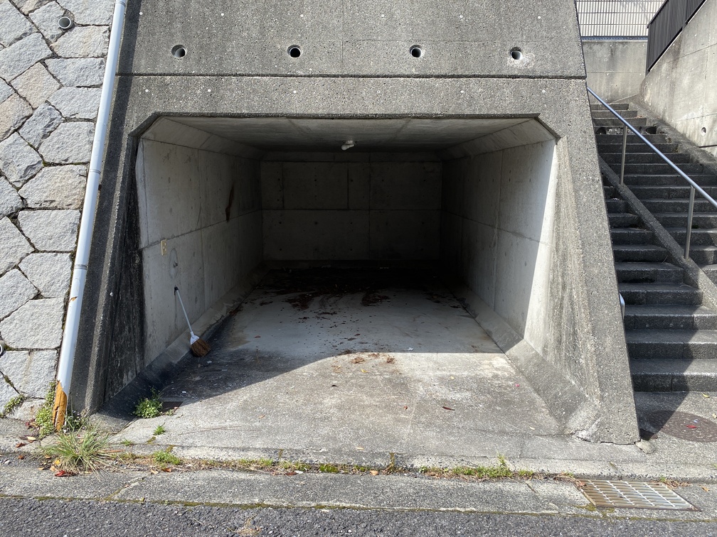 高さ：約1.8ｍ、横幅：約3ｍ、奥行：約5ｍ