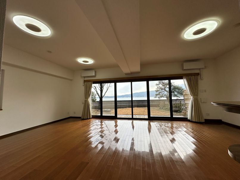 1階ではお庭の朝露に濡れた松葉がきらきらと。早朝、庭の蹲にやってくる小鳥たち。