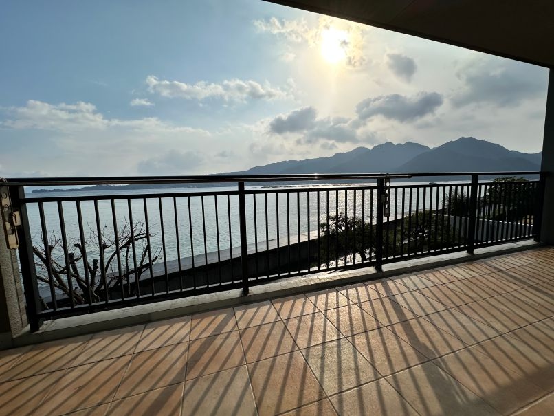 メンテナンスされ、落ち着いたテラコッタタイルの落ち着いた広いベランダ。