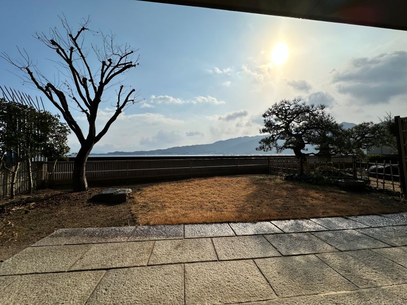 1階リビングの花崗岩石張りのテラス