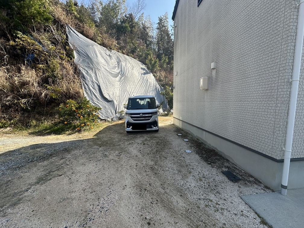 駐車場　手前は共有地になります。