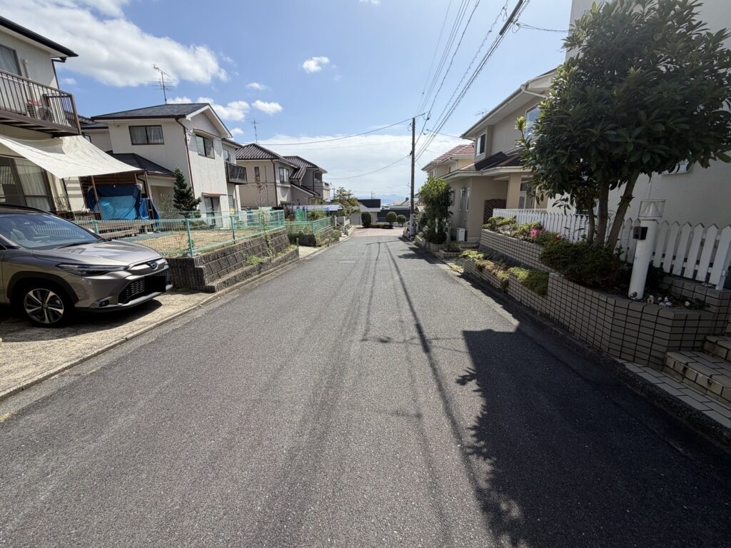 前面道路は約6ｍで交通量がすくなく駐車もラクラク！