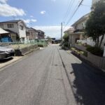 前面道路は約6ｍで交通量がすくなく駐車もラクラク！