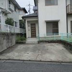 駐車場はフラットで停めやすいです！