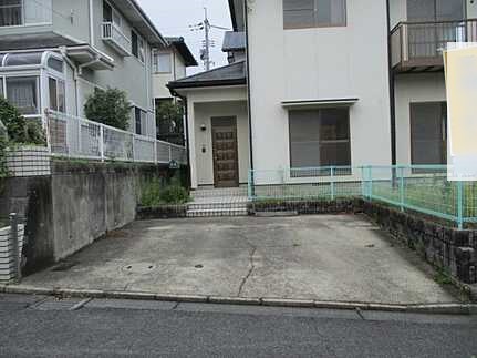 駐車場はフラットで停めやすいです！